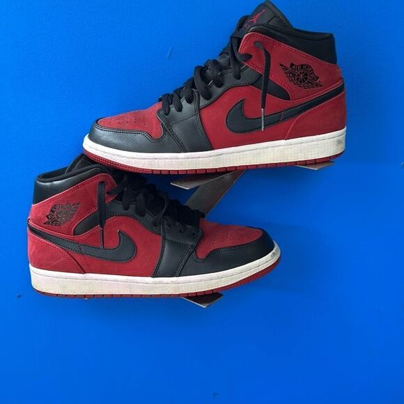 Nike Men's Red Black Jordan 1 Mid Athletic Shoes Sz:9.5 US - Picture 2 of 6